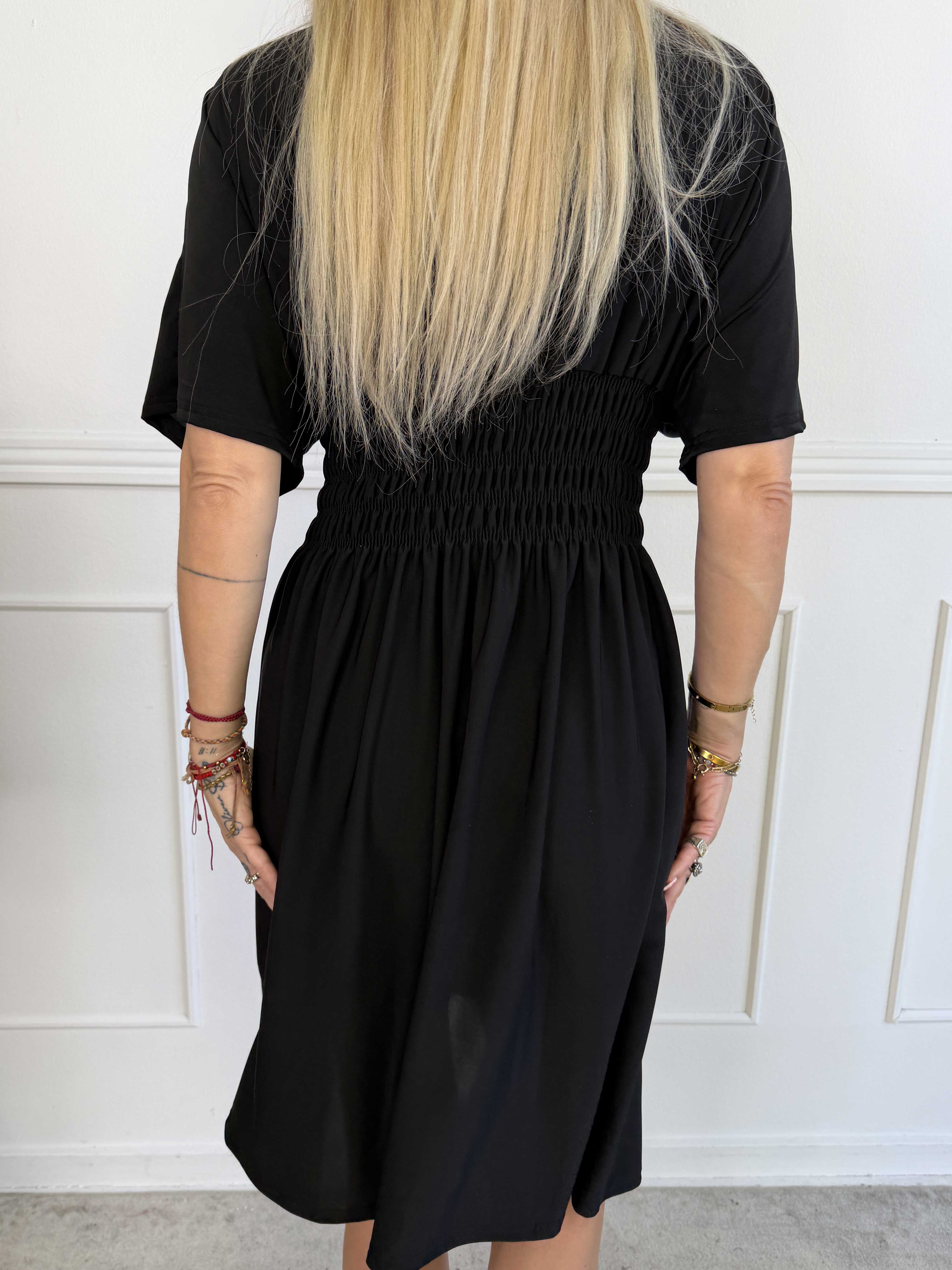 Pams Plain Short - Elastisk kjole med smock i taljen